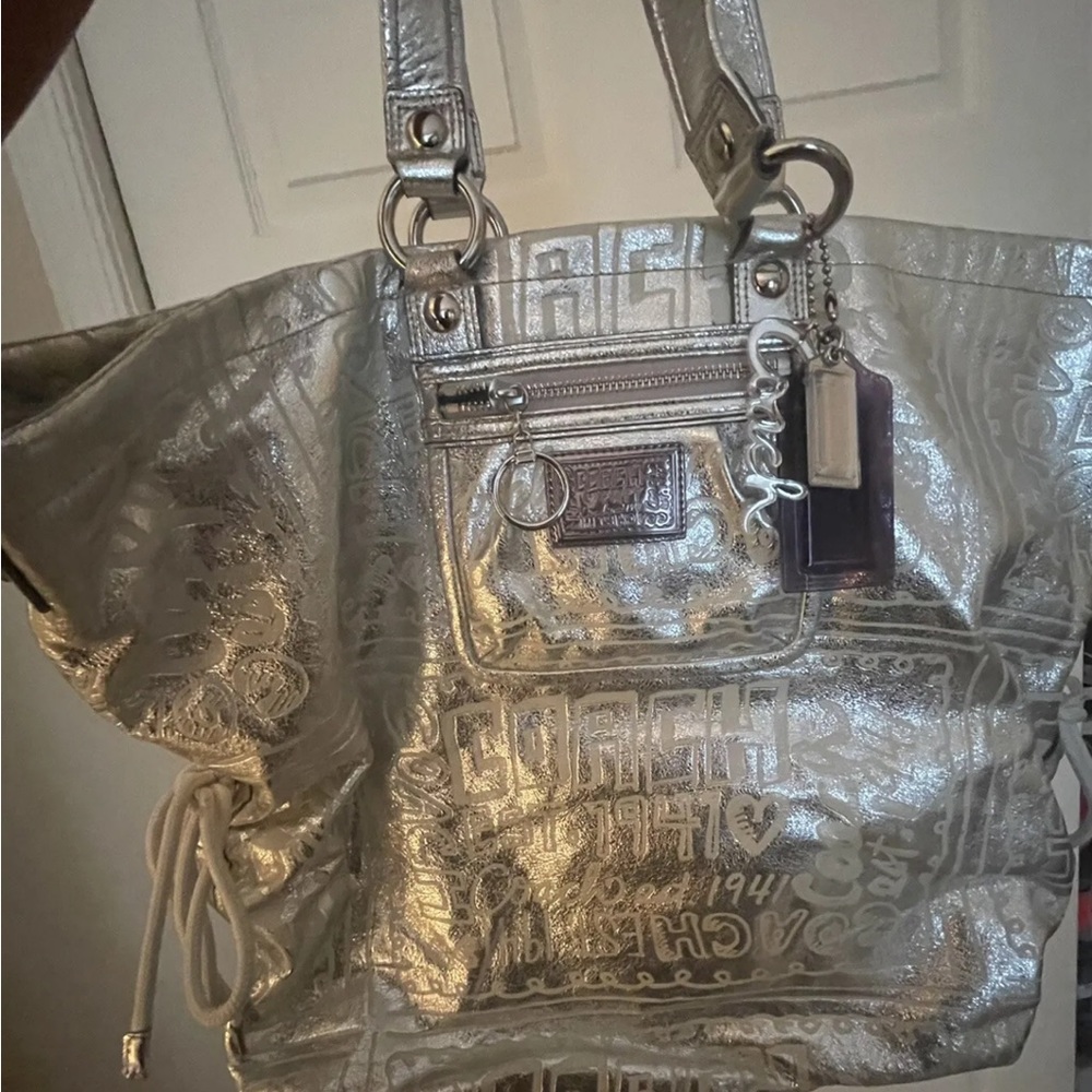 coach poppy metalic silver storypatch purse